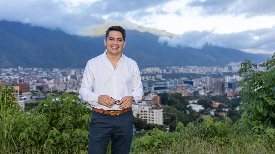 Christian Solitario in Caracas, with the city and the Ávila mountain behind him
